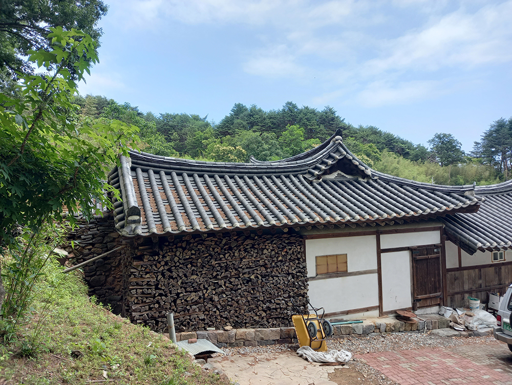 안채 우측면